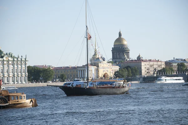 San Pietroburgo, RUSSIA - 30 maggio 2016: barca a vela galleggiante nelle acque del fiume Neva, nell'evento — Foto Stock