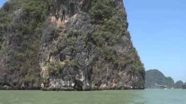 Birlikte Phang Nga körfezindeki su dışına taşıyorsa kaya