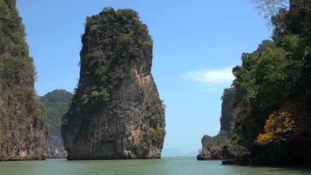 Roccia che fuoriesce dall'acqua nella baia di Phang Nga — Video Stock