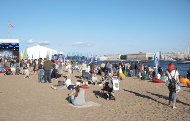  Sahilde konser seyreden