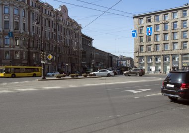 Şehir merkezinde trafik. Saint Petersburg, Rusya