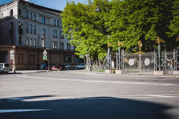 Marcher dans la rue gens . — Photo