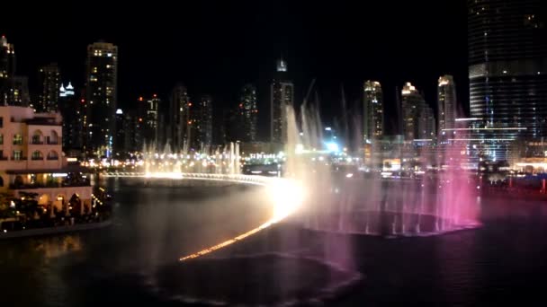 Tančící fontáně. Zobrazit v Dubaji. — Stock video