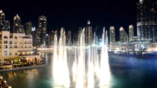 Una grande notte di spettacoli di fontane danzanti a Dubai — Video Stock