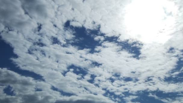 Nuvole bianche galleggianti contro il cielo blu — Video Stock