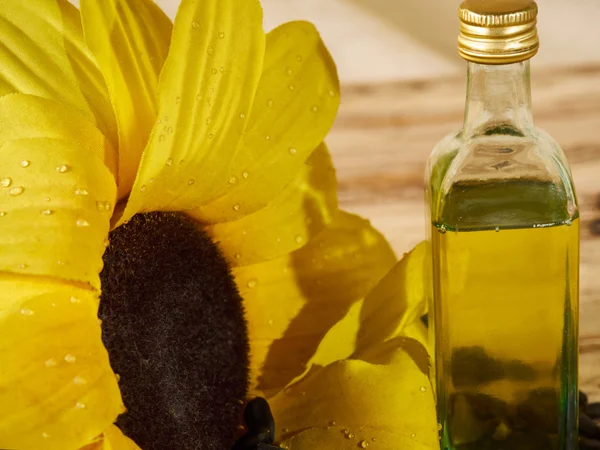 Graines de tournesol et une bouteille — Photo