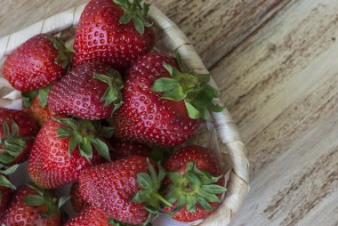 Çilek meyve sepet içinde yalan. Üstten Görünüm.