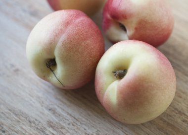 Masanın üzerinde yatan şeftali