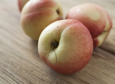 Şeftali eski tahta üzerinde yalan. Yakın çekim