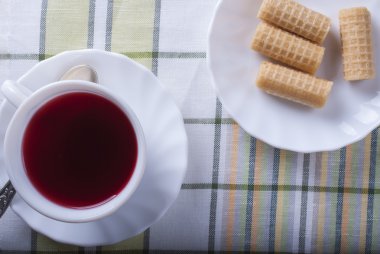 Masanın üzerinde duran beyaz fincan çay gülhatmi. Üstten Görünüm