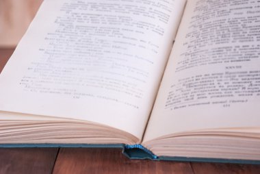 Ahşap arka plan açık kitap. Yakın çekim