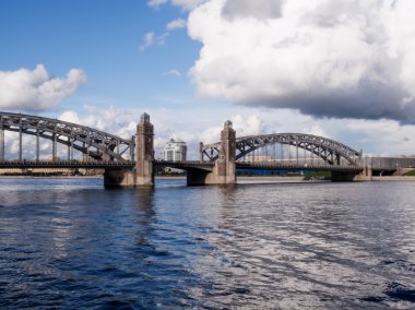 Neva Nehri Köprüsü'nün görünümü