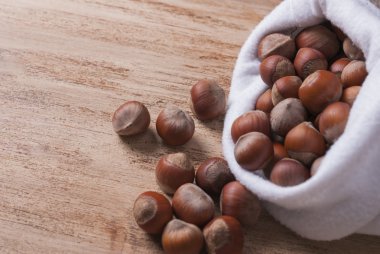 Unshelled fındık ile beyaz çanta