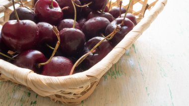 hasır sepet içinde Olgun Kiraz