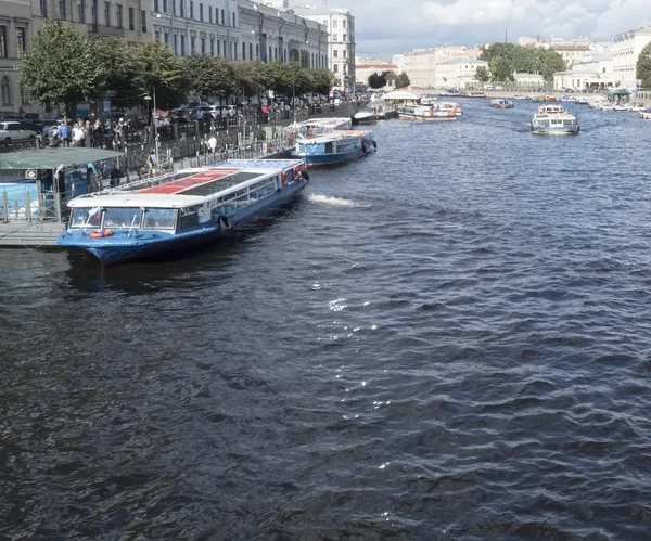 Navios de excursão no rio de Fontanka. A vista da ponte Anichkov em São Petersburgo, Rússia . — Fotografia de Stock