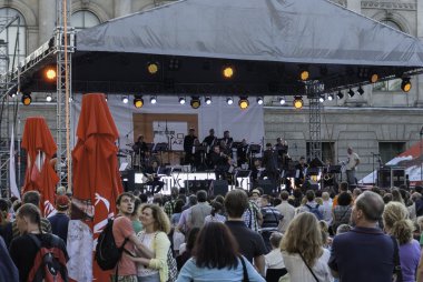 insanlar gösteriyi izlemek