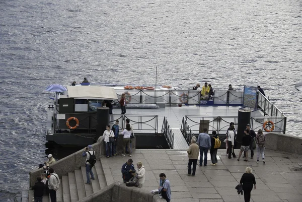 Les gens attendent l'arrivée des bateaux d'excursion — Photo