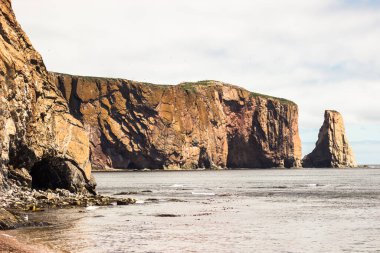 Kanada, Quebec 'teki Gaspe Yarımadası' nın ucundaki Saint Lawrence Körfezi 'ndeki devasa kaya oluşumları..