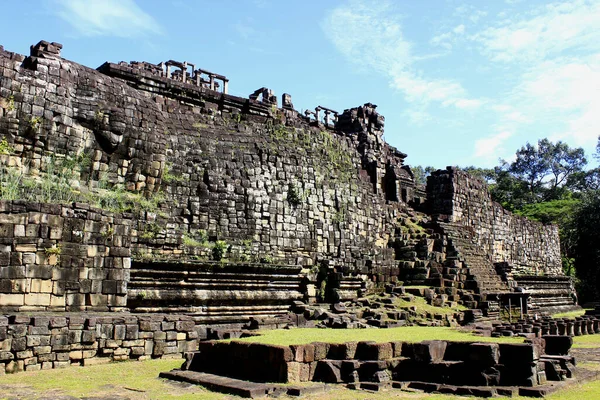 Angkor Thom 'daki Baphuon tapınağı. Siem Reap, Kamboçya
