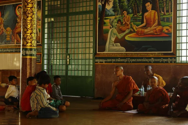 Munkar Wat Intnhean Kallade Wat Krom Sihanoukville Kambodja Stockbild