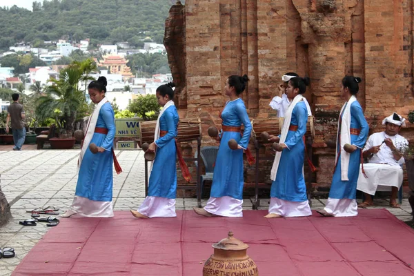 Po Nagar tapınağındaki dansçı bayanlar. Nha Trang, Vietnam