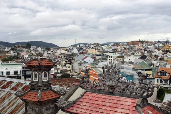 Ky Vien pagoda 'dan Dalat şehir manzarası. Vietnam