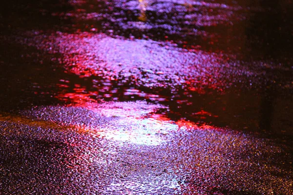 Una Tira Húmeda Asfalto Pavimento Una Noche Lluviosa —  Fotos de Stock