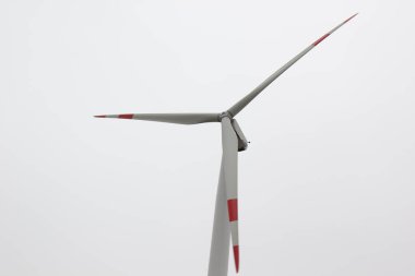 Yel değirmeni Rüzgar türbiniyle elektrik üretiyor..