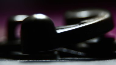 Paslanmış demir defter kilitleme mekanizması.