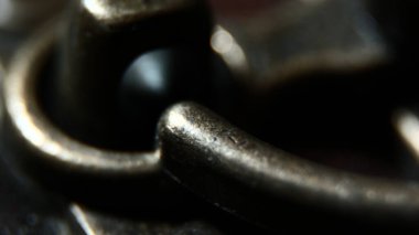 Eski defterde kahverengi demir kilit.