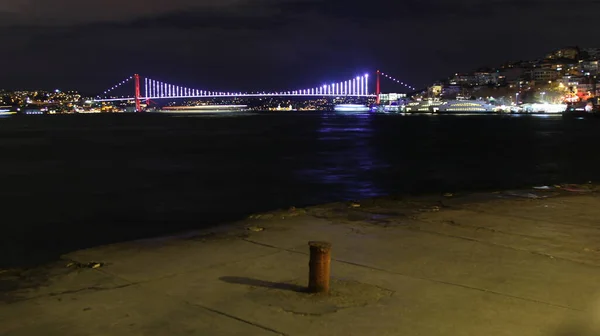Νυχτερινή Φωτεινή Άποψη Της Γέφυρας Που Συνδέει Τις Δύο Ηπείρους — Φωτογραφία Αρχείου