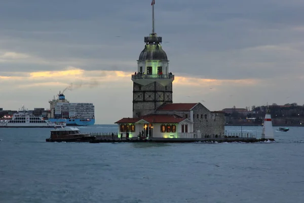 Πύργος Της Παρθένου Χτισμένο Πάνω Στη Θάλασσα Μια Υπέροχη Θέα — Φωτογραφία Αρχείου