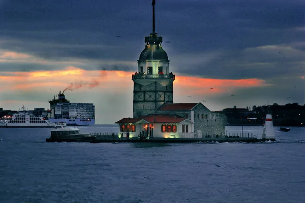 Denizin Üzerine Inşa Edilmiş Maiden Tower Gün Batımında Harika Bir — Stok fotoğraf