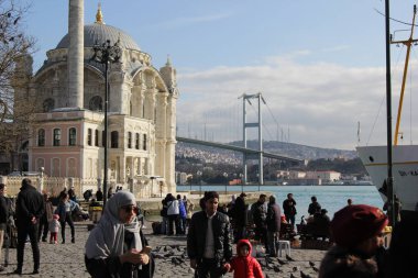 Deniz kenarındaki köprüyü gören tarihi bir cami..