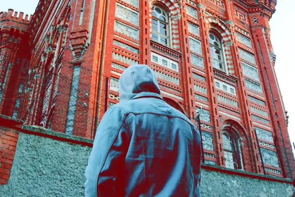 Άνθρωπος Κοιτάζει Ιστορικό Πορτοκαλί Κτίριο — Φωτογραφία Αρχείου