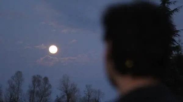 Человек Смотрит Луну Закате Голубое Небо — стоковое фото
