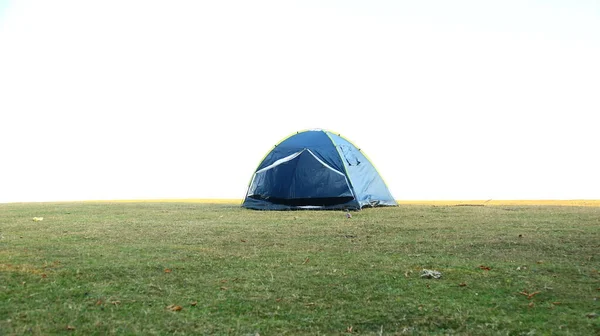 绿色草地上的蓝色帐篷 大环境 — 图库照片