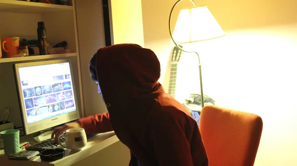 램프의 속에서 컴퓨터를 사용하는 인간의 실루엣 — 스톡 사진