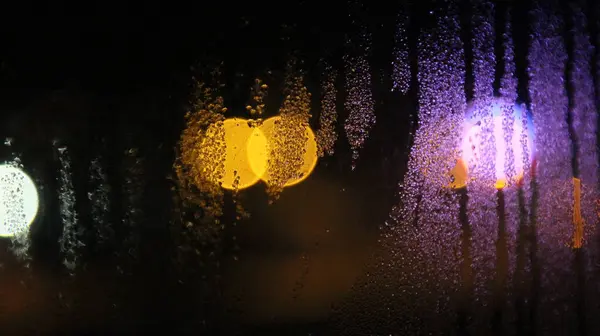 Wassertropfen Fließen Durch Das Regengetränkte Glas Gelbe Weiße Bokehs — Stockfoto