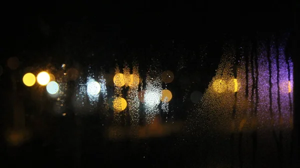 Druppels Water Die Door Het Met Regen Doordrenkte Glas Stromen — Stockfoto