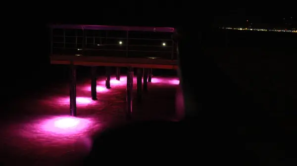 Rózsaszín Fény Tükröződik Vízben Mólón — Stock Fotó