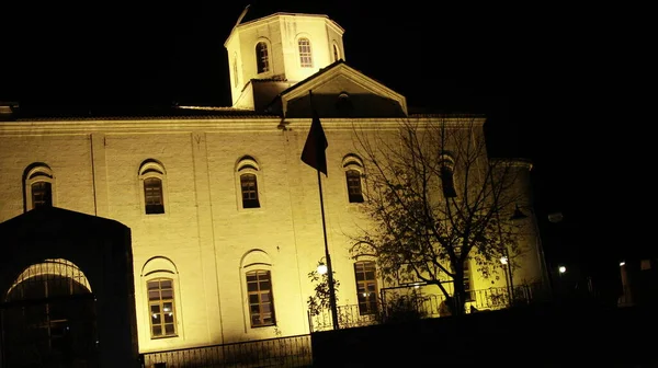 100年前の歴史的建造物の不思議教会 街路灯 — ストック写真