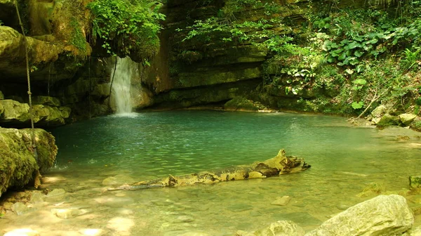 Naturalny Wodospad Lesie Jego Niepowtarzalnym Pięknem Zielone Czyste Jezioro — Zdjęcie stockowe