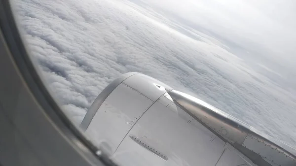 Beobachtet Den Bewölkten Himmel Vom Flugzeugfenster Aus Flugzeugmotor — Stockfoto