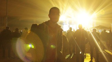 Üniversite gençlik festivali kalabalık bir konser ortamı. Yalnız adam..