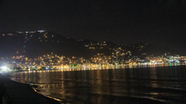 Geceleyin deniz kenti aydınlandı. (iyi)