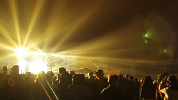 Πανεπιστημιακό Φεστιβάλ Νεολαίας Γεμάτο Συναυλία Περιβάλλον Κίτρινα Φώτα — Φωτογραφία Αρχείου