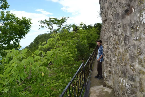 Pria Berbaju Biru Bersandar Dinding Jalan Kastil Hutan — Stok Foto
