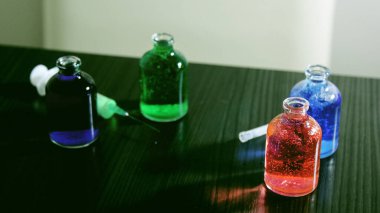 Kimya ve biyoloji deneyi için renkli küçük iksir şişeleri. (Aşı çalışması).