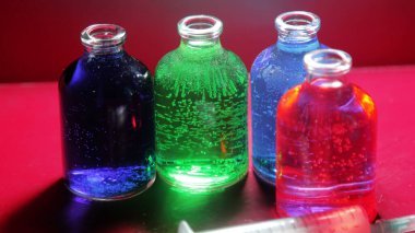 Kimya ve biyoloji deneyi için renkli küçük iksir şişeleri. (Aşı çalışması).